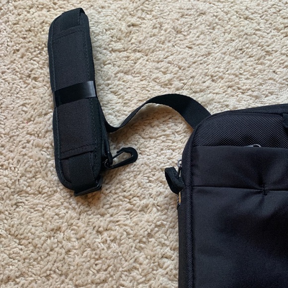 NWT CaseLogic laptop messenger bag - Picture 4 of 8